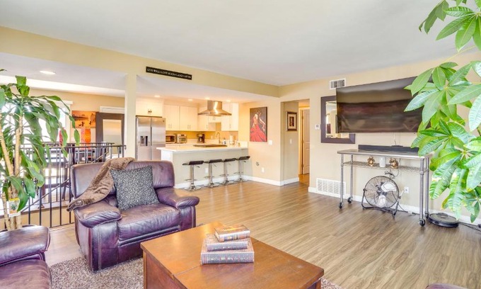 Balboa Peninsula Apartamento | Newport Beach Vacation Rental Steps to Shore!