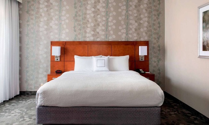 Middletown Hotel | Newport Middletown Retreat | 3 Relaxing Rooms w/ Outdoor Pool Access