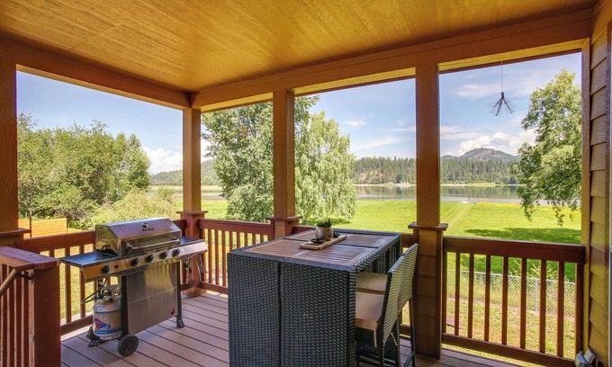 Newport Cabina | Newport Riverfront Home w/ Deck + Fire Pit!