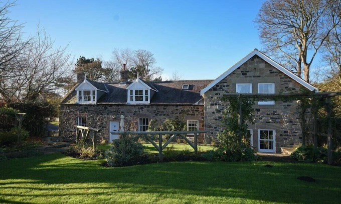 Newton by the Sea Cabaña | NEWTON COTTAGE, pet friendly, with a garden in Newton-By-The-Sea