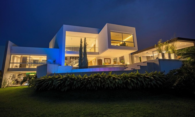Pereira Casa | Stylish Modern Home with Pool & Private Cinema