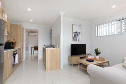 Rocklea Apartamento | Next to a Disk Golf Course! Shops! AirCon! 139F1