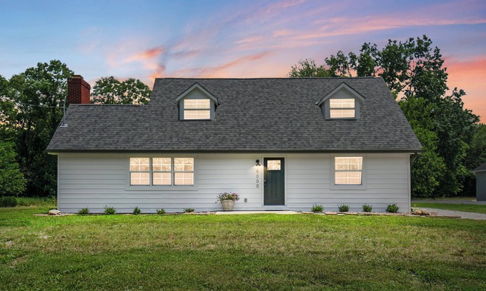 Batavia Casa | Next to lake, 30 minutes to downtown Cincinnati, fire pit, grill, foosball.