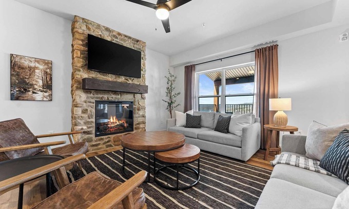 Hollister Cabina | Next to Pool with Slide! Lake View! Hot Tub!