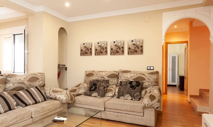 Los Tilos Condominio | JUNTO AL CENTRO, IDEAL FAMILIAS Y GRUPOS, 7 HAB.