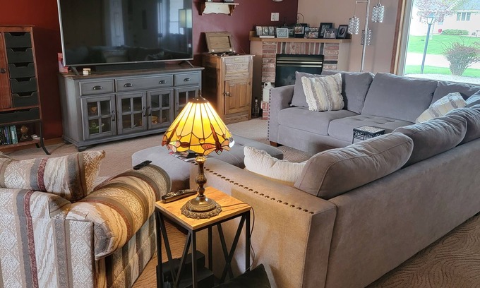 Appleton Casa | NFL Draft: Close to Lambeau and Appleton & Oshkosh airports. Sleeps 8+