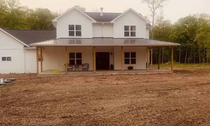 Oshkosh Casa | NFL Draft rental secluded country home 46 miles from away from Lambeau Field.