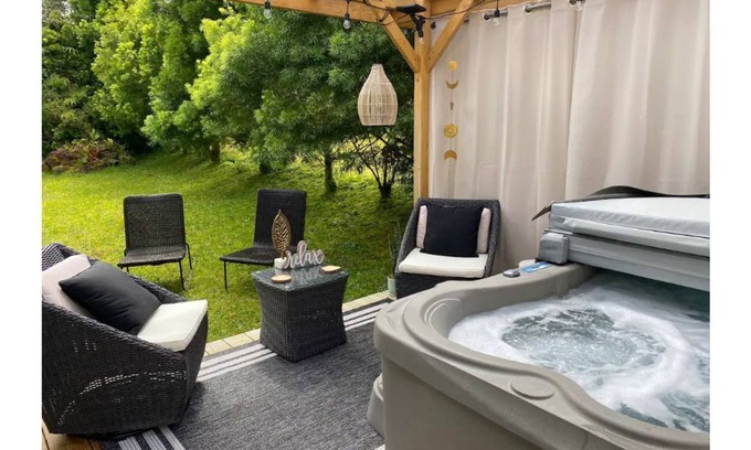 Royal Hawaiian Estates Apartamento | Hot tub in rainforest -Clean & Cozy, 5 min to Volcanoes Natl Park, coffee & Tea