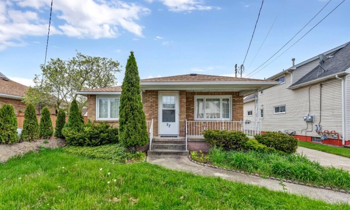 Cheektowaga Casa | Niagara Falls, Highmark, Buffalo Vacation House