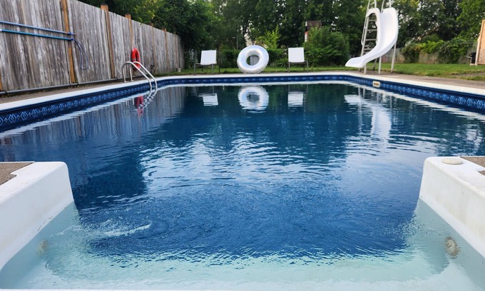 Chippawa Otro | Niagara Farmhouse Cottage with Attic & Pool
