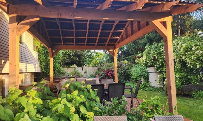 Grantham Casa | Niagara Wine Region 4 Bedrooms Retreat W/Hot Tub