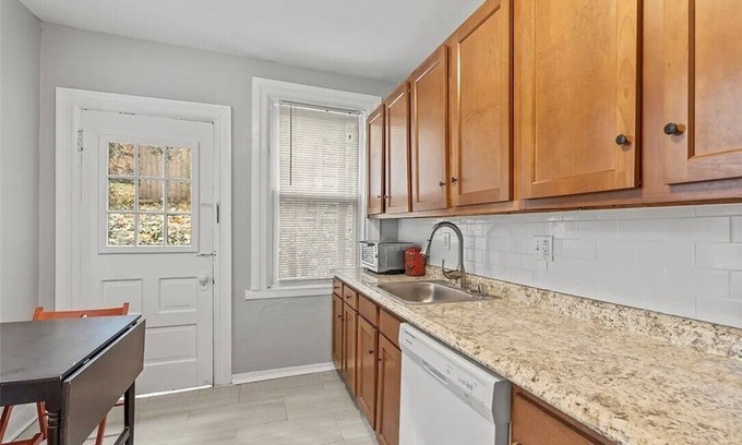 Edgewood Apartamento | Nice 1-bedroom apartment in Class A Pittsburgh neighborhood