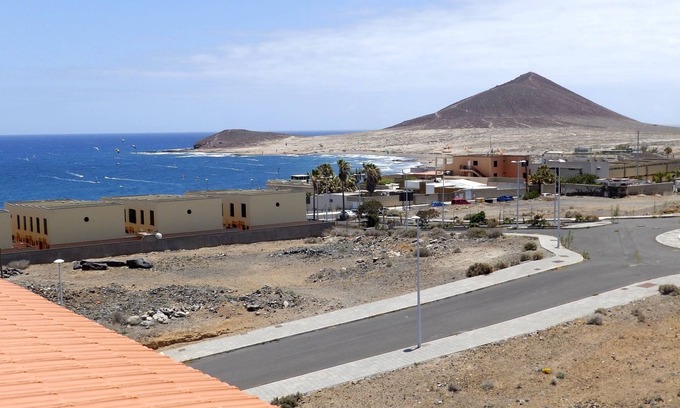 El Medano Apartamento | Bonito apartamento de 2 dormitorios con terraza y azotea.