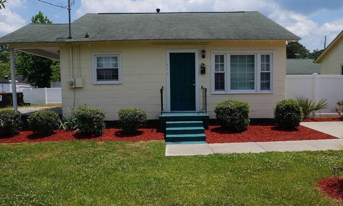 New Bern Cabaña | Nice 2 BR Cottage Near Downtown WIFI and Kitchen