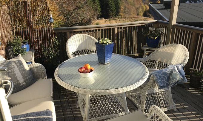 Godvik Apartamento | Bonito apartamento de 3 dormitorios con acceso por escalera y porche soleado.