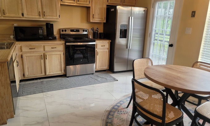 Raleigh Casa | Nice 3 bedroom home with easy access to the highway restaurants and attractions