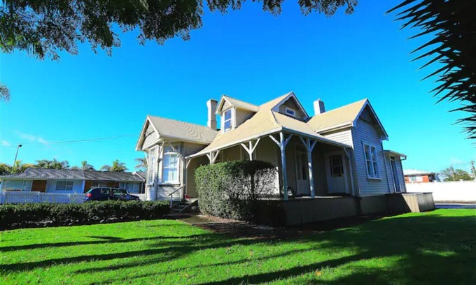 Whangarei Villa | Nice 5 bedrooms villa BNB at Whangarei Town center. Next to supermarket/ schools