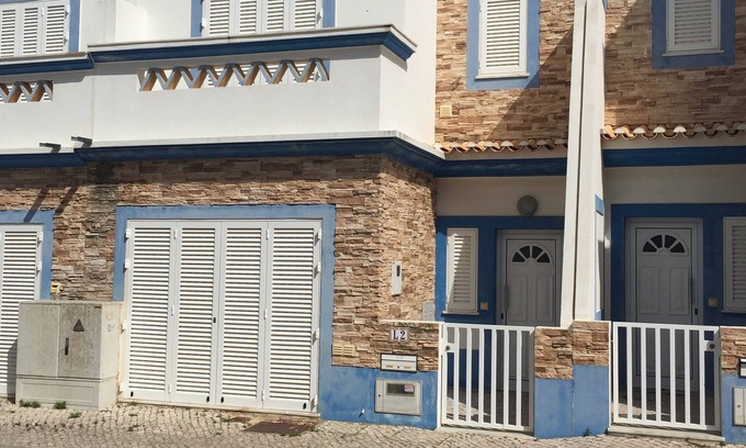 Manta Rota Villa | Bonita y moderna villa con piscina en el centro ya 200 m de la playa.