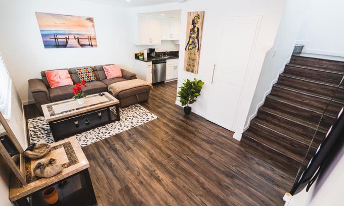 Wilshire Apartamento | Nice and Close to Downtown 1 Bedroom Sleeps 4