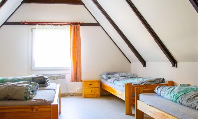 Hradec Kralove Casa | Acogedor apartamento en villa con WIFI, TV, patio, mascotas permitida y aparcamiento