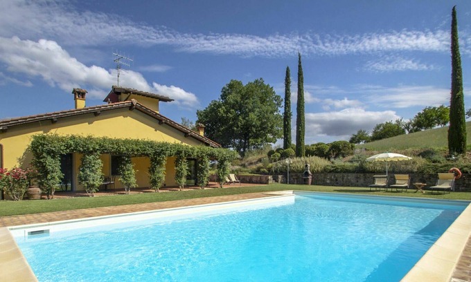 San Giovanni Valdarno Apartamento | Bonito apartamento para 4 personas con WIFI, piscina, TV, mascotas permitida y aparcamiento