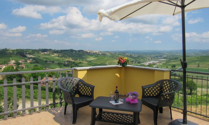 Agliano Terme Apartamento | Nice apartment for 3 guests with WIFI, A/C, TV, patio, panoramic view and parking