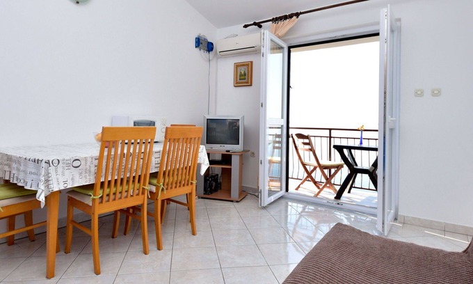 Tribanj Apartamento | Acogedor apartamento para 3 personas con WIFI, A/C, TV, terraza y aparcamiento