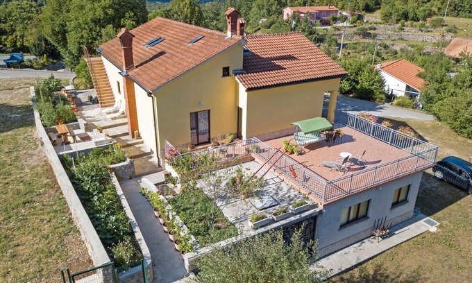 Zvonece Apartamento | Acogedor apartamento con WIFI, A/C, TV, terraza, mascotas permitida, vista panorámica, aparcamiento