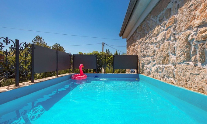Gabonjin Apartamento | Precioso apartamento para 4 personas con A/C, WIFI, piscina, TV, terraza y aparcamiento