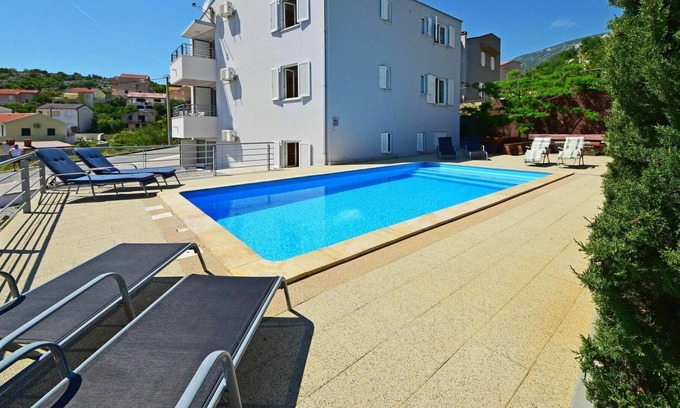 Ribarica Apartamento | Precioso apartamento con piscina, WIFI, A/C, TV, terraza, mascotas permitida y aparcamiento