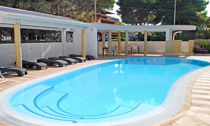 Latina Lido Apartamento | Hermoso apartamento con A/C, piscina, WIFI, TV, balcón, mascotas permitida y aparcamiento