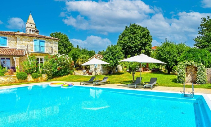 Kastelir-Labinci Apartamento | Acogedor apartamento para 6 personas con A/C, WIFI, piscina, TV, patio y aparcamiento