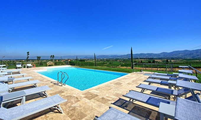 Vinci Apartamento | Acogedor apartamento para 6 personas con A/C, piscina, WIFI, TV, vista panorámica y aparcamiento