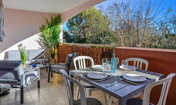 Villeneuve-Loubet Apartamento | Nice apartment for 2 people with WIFI, A/C, TV, terrace and parking