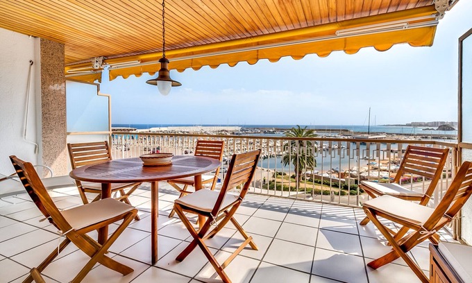 Blanes Apartamento | Bonito apartamento delante del puerto de Blanes con espectaculares vistas al mar. 6 pax, wifi gratis. Vivalidays Es Blau.