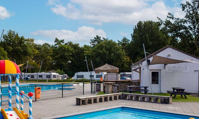 Soerendonk Casa | Acogedor apartamento en villa con piscina, TV, terraza, mascotas permitida y aparcamiento