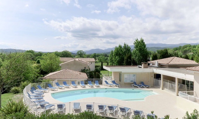 Montauroux Casa | Hermoso apartamento en villa con A/C, WIFI, piscina, TV, terraza, mascotas permitida y aparcamiento