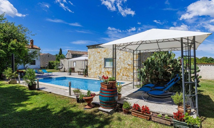 Pinezici Casa | Acogedor apartamento en villa con A/C, piscina, WIFI, TV, terraza, mascotas permitida y aparcamiento