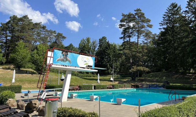 Bad Emstal Casa | Bonito apartamento en villa con piscina, WIFI, TV, terraza, mascotas permitida y aparcamiento