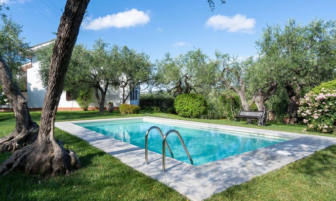 Monade Santa Lucia Villa | Acogedor apartamento en villa con A/C, WIFI, piscina, TV, patio, vista panorámica, aparcamiento