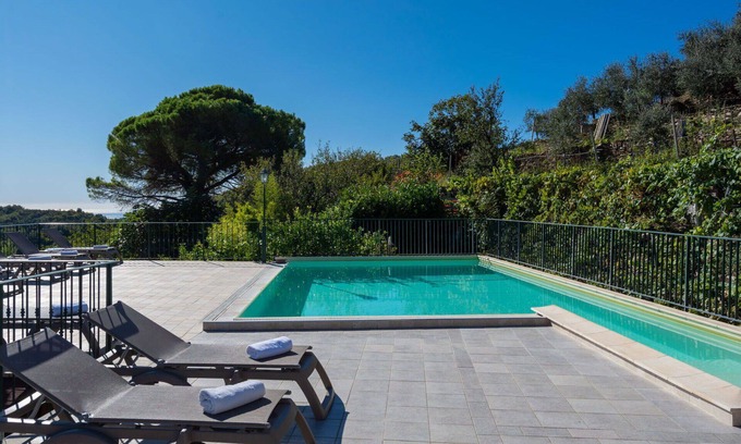 Valloria Apartamento | Precioso apartamento con bañera de hidromasaje, piscina, WIFI, TV, patio y aparcamiento