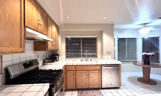 Stockton Casa | Nice Big Bedroom in 2500 SQFT Single House p2