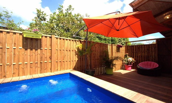 Le Moule Cabaña | Bonito F2 con terraza y piscina privada.