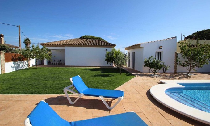 Campano Casa | Bonita casa con piscina privada y jardín grande, cerca del pinar, con barbacoa merendero, Wifi, para 6-7 personas