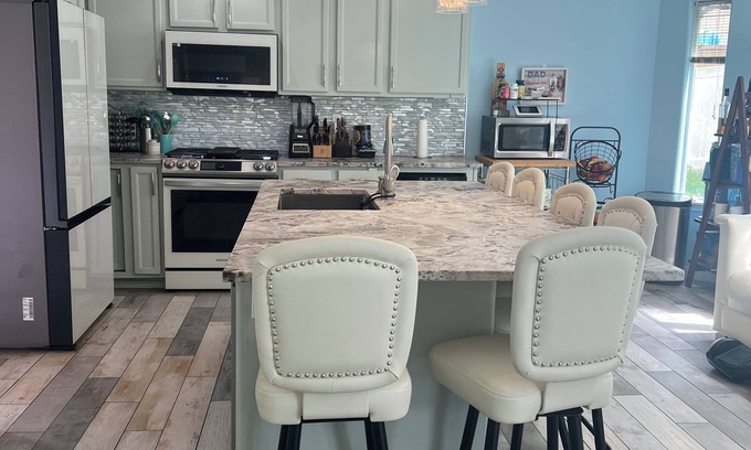 Camano Island Casa | Nice home close to water with shared beach access.
