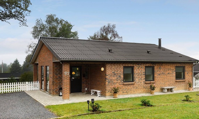 Farvang Casa | Nice home in Fårvang with outdoor swimming pool