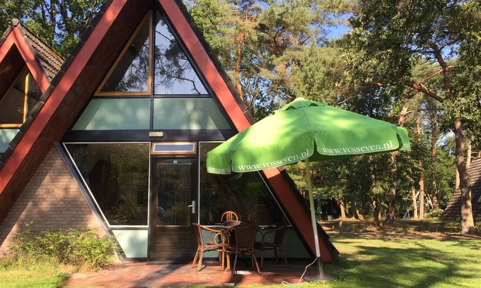 Stramproy Casa | Nice house with a terrace, located near a pond