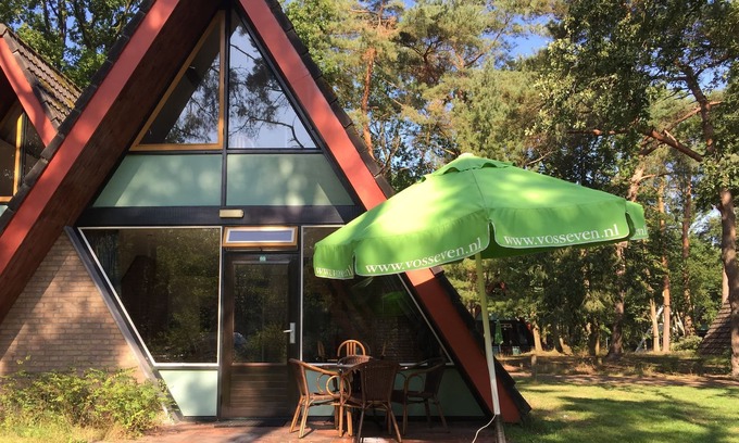 Stramproy Casa | Bonita casa con terraza, situada cerca de un estanque.