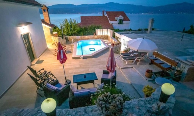 Splitska Casa | Nice house with pool-Splitska