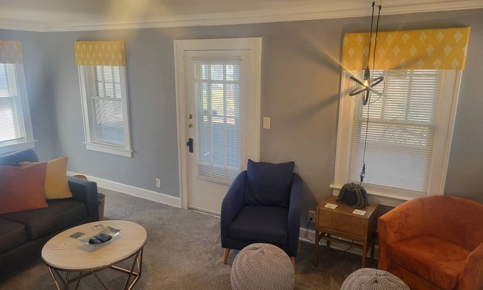 South Kansas City Casa | Nice little hideaway with a private screened in porch for early morning coffee!